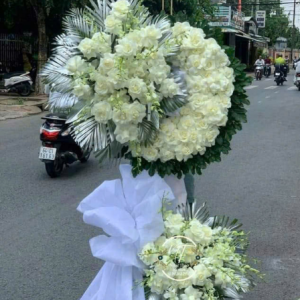 hoa-tang-le-hoa-vieng-dep-sang-trong-tai-ba-diem-hoc-mon