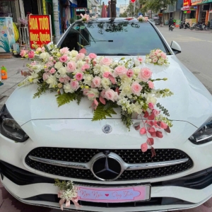 trang-tri-xe-hoa-mam-qua-cuoi-dep-sang-trong-tai-ba-diem-hoc-mon